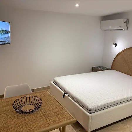 2 Personnes Les Pieds Dans L'eau * Vico