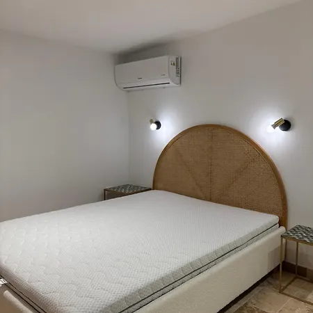 2 Personnes Les Pieds Dans L'eau Vico