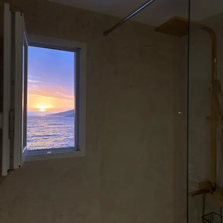 2 Personnes Les Pieds Dans L'eau Vico