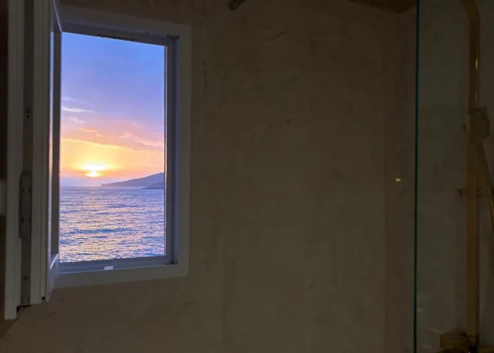 2 Personnes Les Pieds Dans L'eau Vico