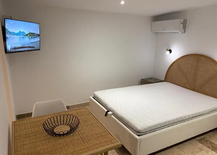 2 Personnes Les Pieds Dans L'eau * Vico